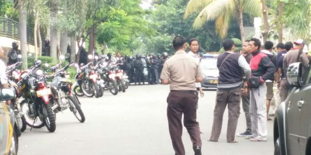 3 Rampok Bersembunyi di...