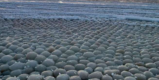 Fenomena Aneh, Bola-bola Es Misterius Muncul di Pantai Ini