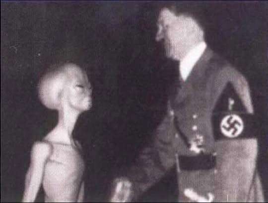 12. Foto Adolf Hitler Bersalaman dengan Alien