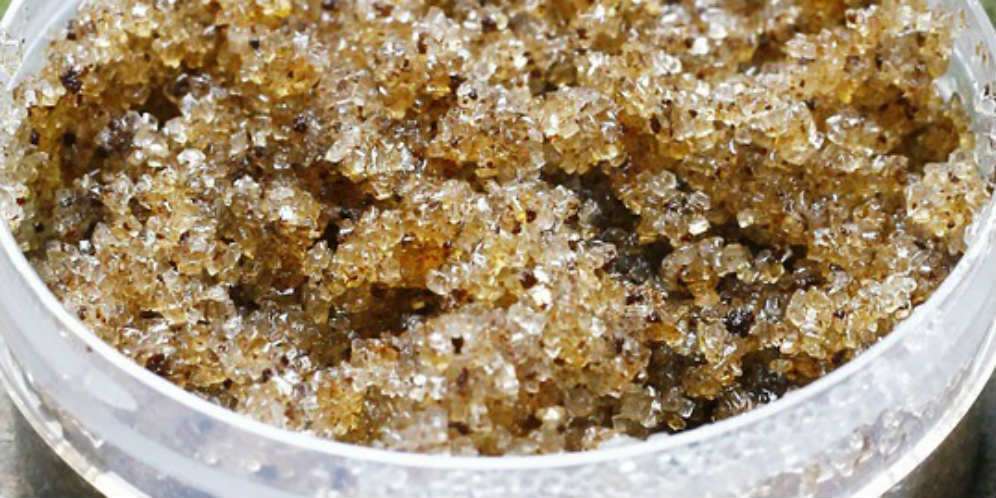 2. Melakukan exfoliating secara rutin