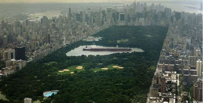 Kapal Minyak Terbesar di Taruh di Tengah Danau