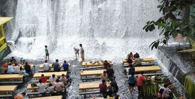 Makan di Tengah Air Terjun