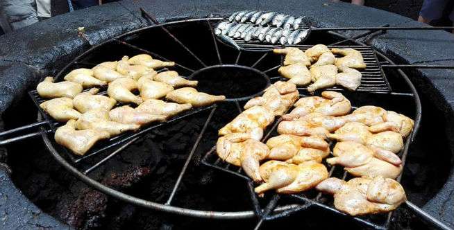 Makan dengan Panggangan Lahar Panas