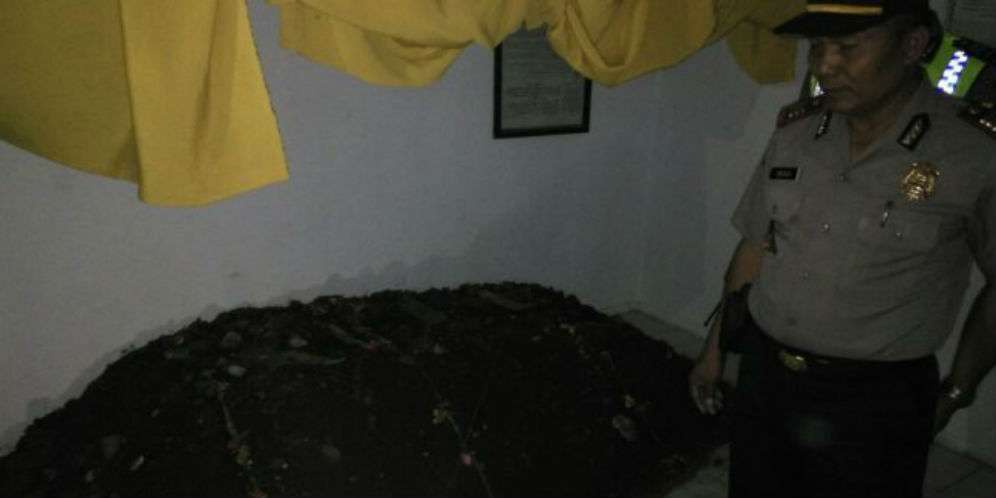 Mayat Budi Dikubur di Ruang Tamu, Sidoarjo Gempar