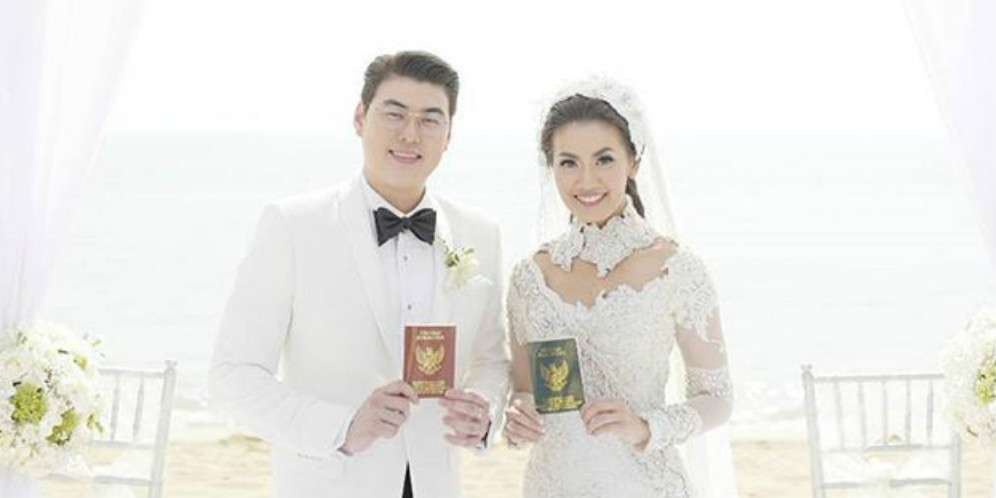 Ibunda Ragukan Status Mualaf Suami Asty Ananta