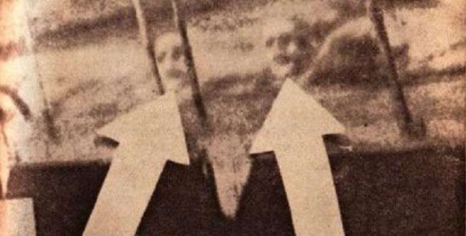 Astronot di Belakang Bocah Perempuan