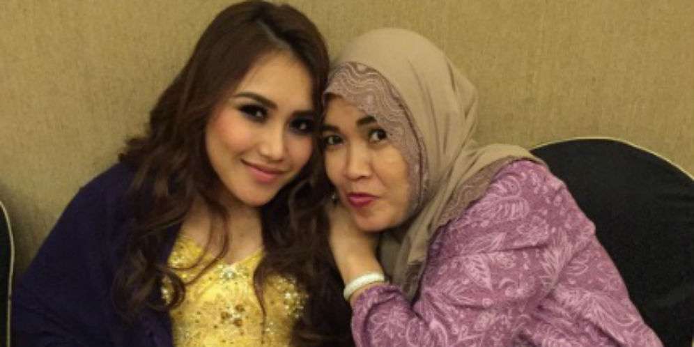 Gaya Busana Ibunda Ayu Ting Ting Jadi Sorotan