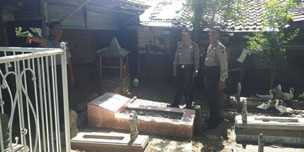 Buka Pintu, Patok Kuburan