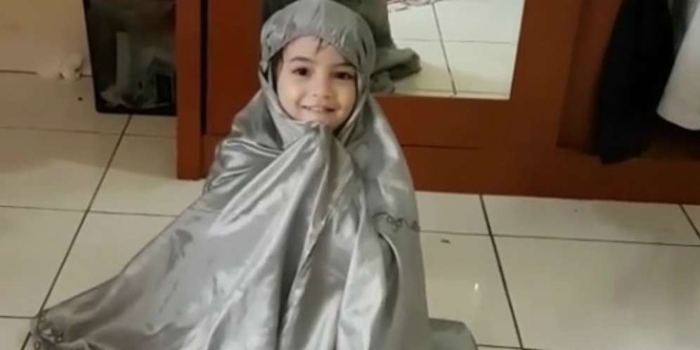 Foto Menyentuh Ines Tunggu Sienna Kasyafani Selesai Sholat