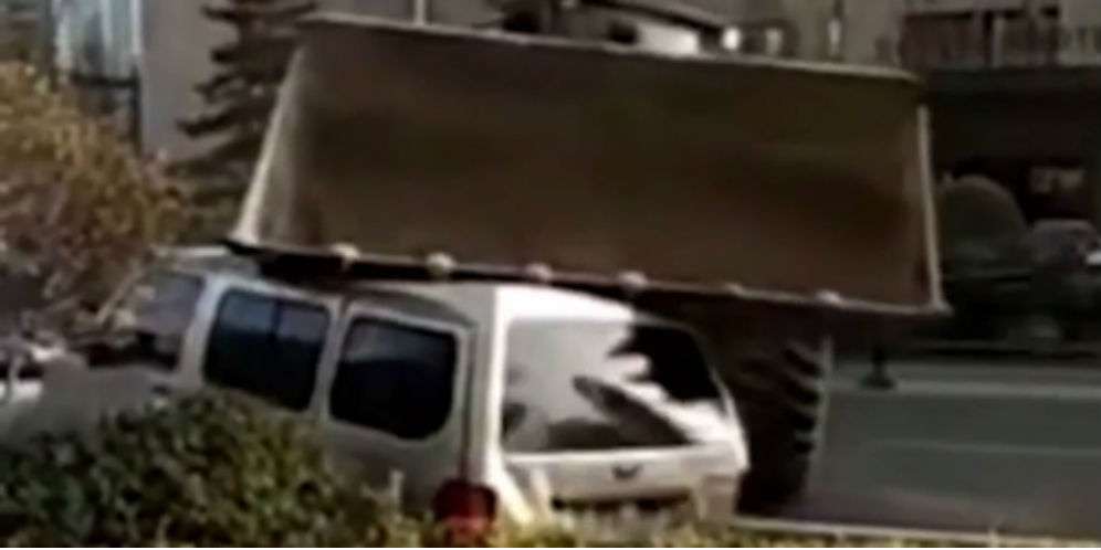 Seluruh Mobil Diparkir di Pintu Masuk, Lalu...