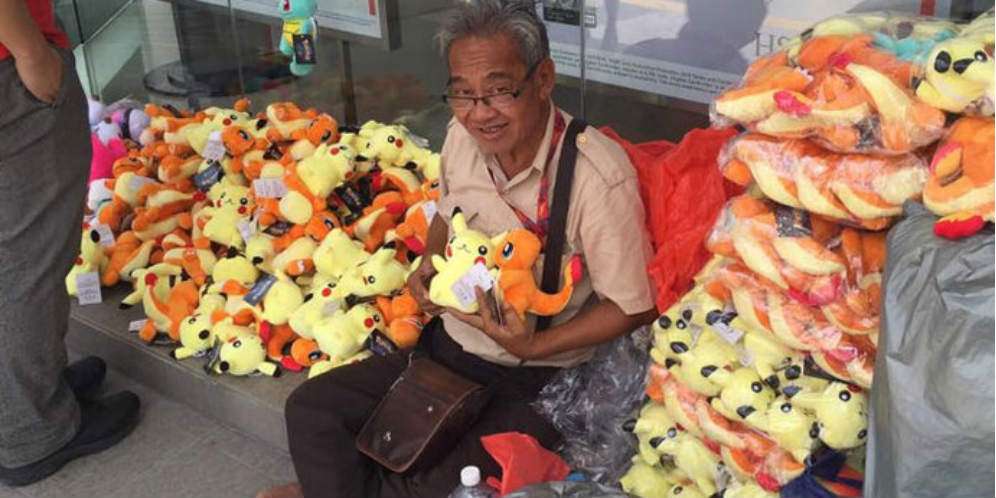 Kisah Kakek Penjual Boneka Ditipu Pembeli Bikin Nangis