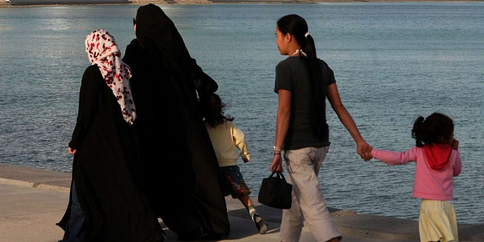 Hanya Pembantu dan Tukang Kebun Boleh Lewat