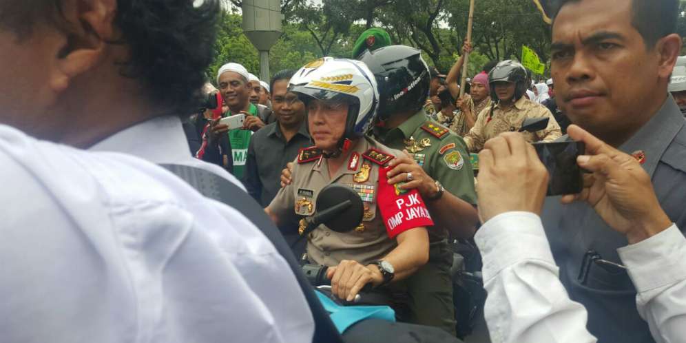 Aksi Unik Dua Jenderal Ibukota Pantau Demo Ahok