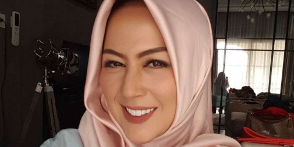 Manisnya Pujian Denny 'Cagur' Lihat Istri Berhijab