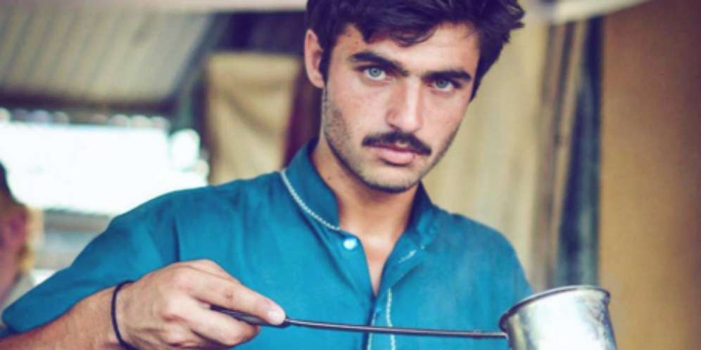 Dipotret Saat Tuang Teh