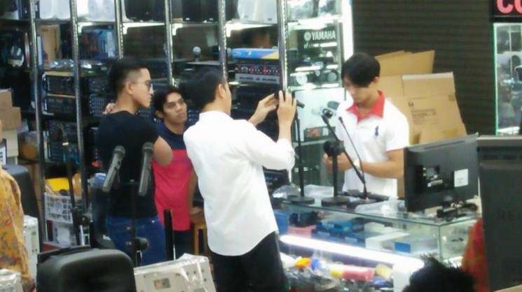 Saat Presiden Jokowi dan Kaesang Belanja di Mangga Dua