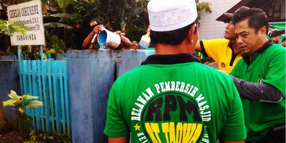 Aksi `Relawan Pembersih Masjid` di Gereja Oikumene Bikin Adem