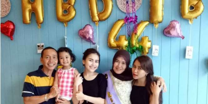 Kue Ultah Ibunda Ayu Ting Ting 'Bertabur Uang' Jadi Sorotan