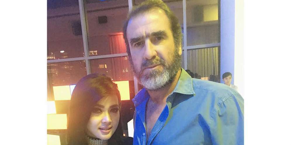 Syahrini Foto Bareng Legenda Manchester United, Netizen Heboh