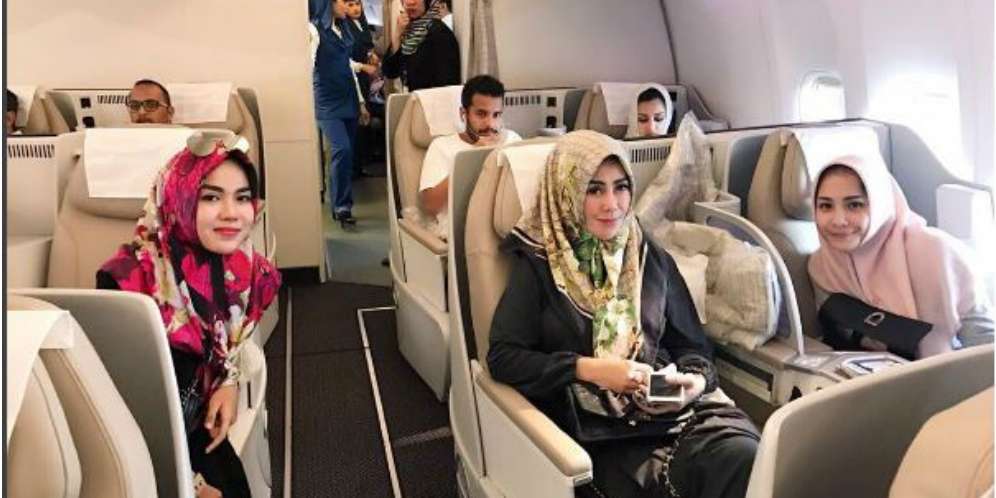 Umroh, Nagita Slavina Tampil Cantik dengan Hijab