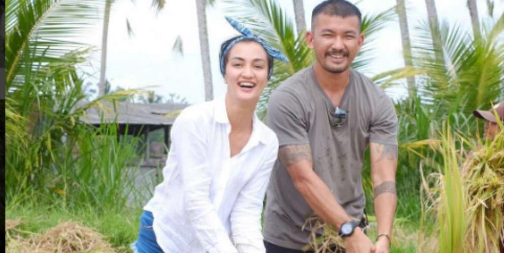 Rio Dewanto dan Atiqah Hasiholan Jadi Petani di Bali