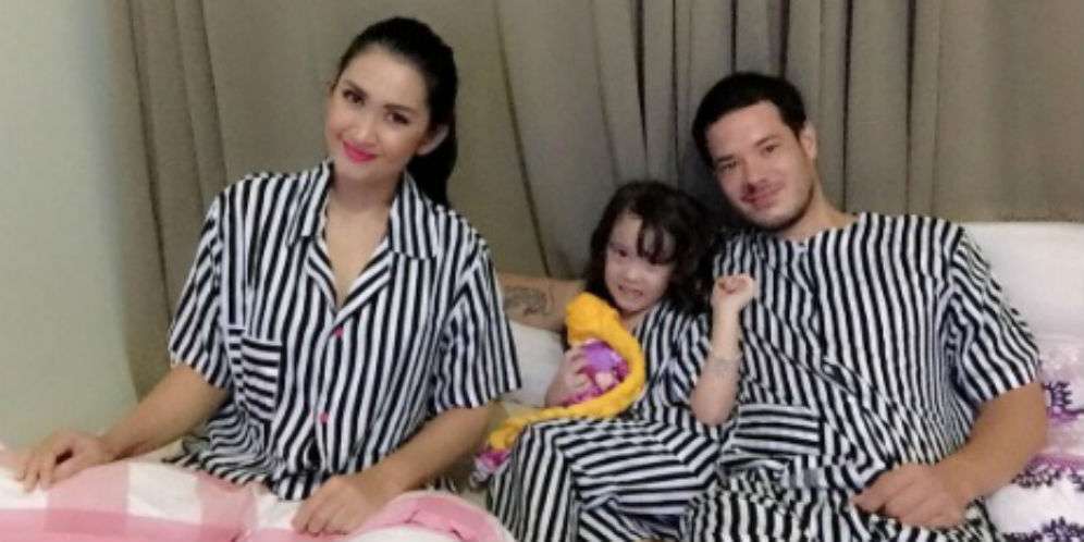 Prioritaskan Keluarga, Nafa Santai Suami Dekat Wanita