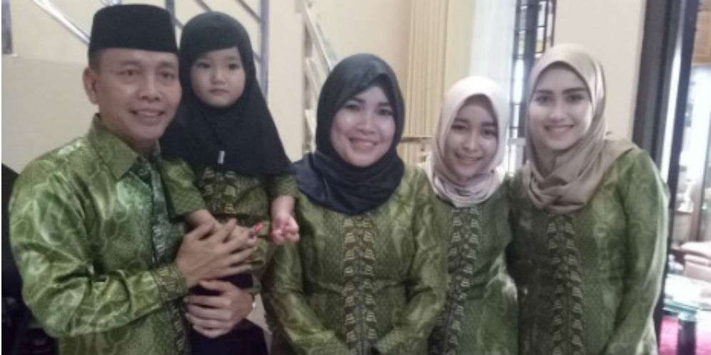 Penampilan Syar`i Keluarga Ayu Ting Ting Saat Umroh Panen Doa