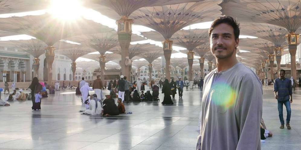 Masya Allah... Hamish Daud Ajak Raisa Umroh Bikin Baper