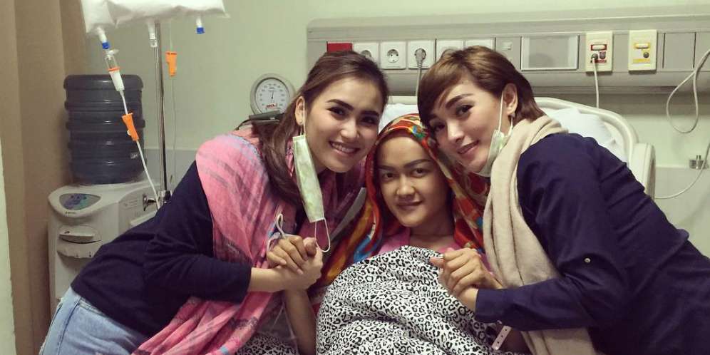 Tangis Julia Perrez dalam Pengajian