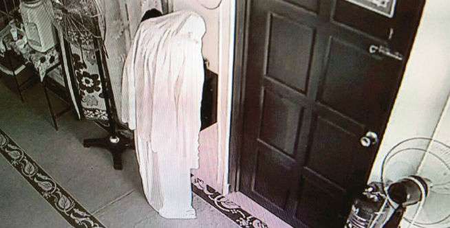 Tersangka Laki-laki Pakai Mukena