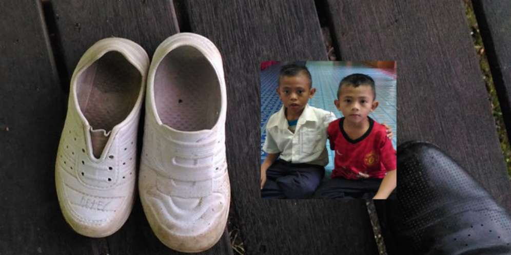 Pakai Sepatu Adik