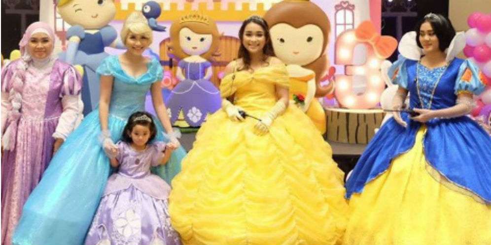 Ayu Ting Ting Gelar Ulang Tahun Mewah 'Princess' Bilqis
