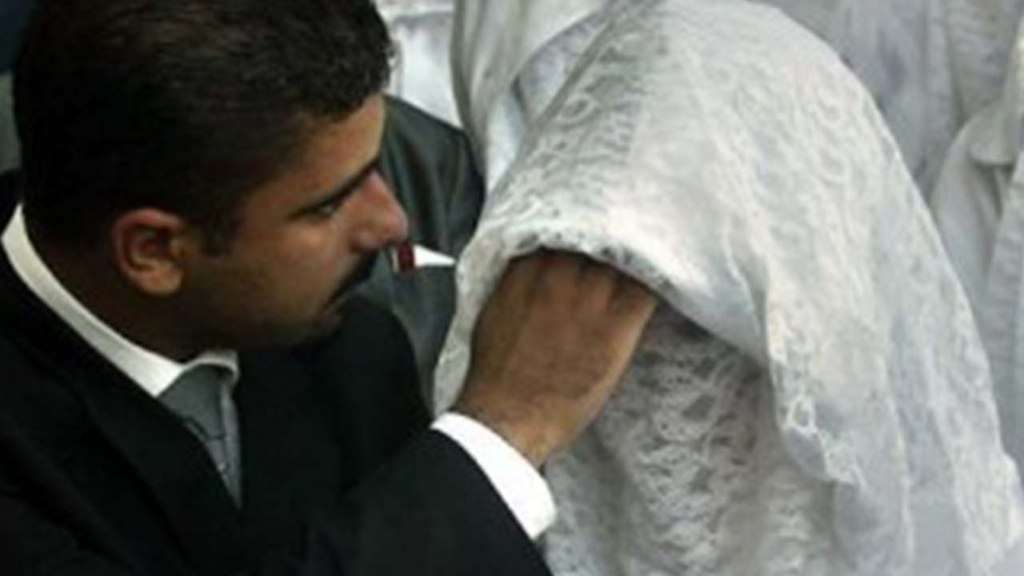 Suami Frustasi, Tak Ada Istri Dalam Setiap Foto Pernikahan