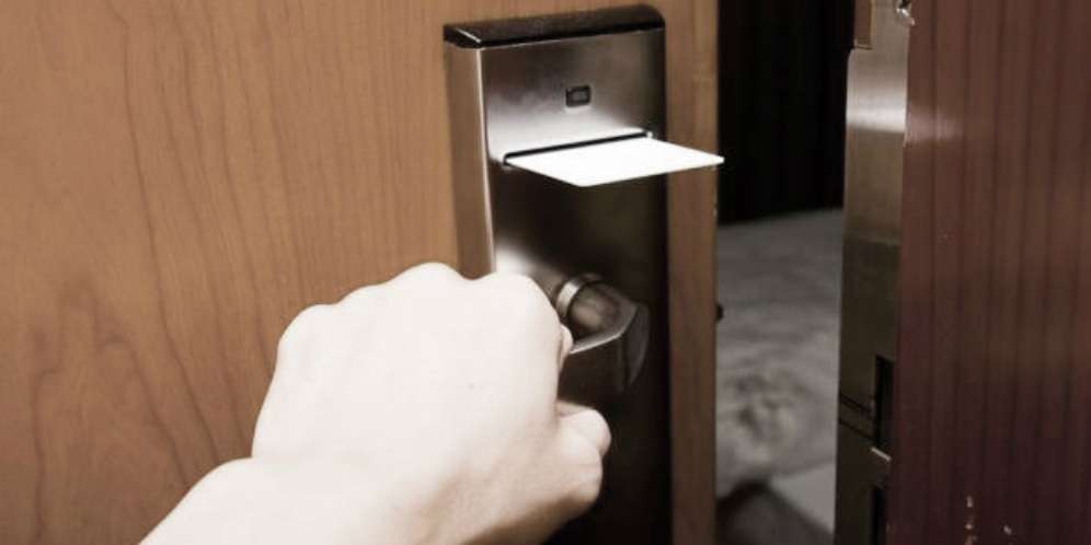 Digerebek di Kamar Hotel, Cewek Cantik Itu Panik Lupa Pakai...