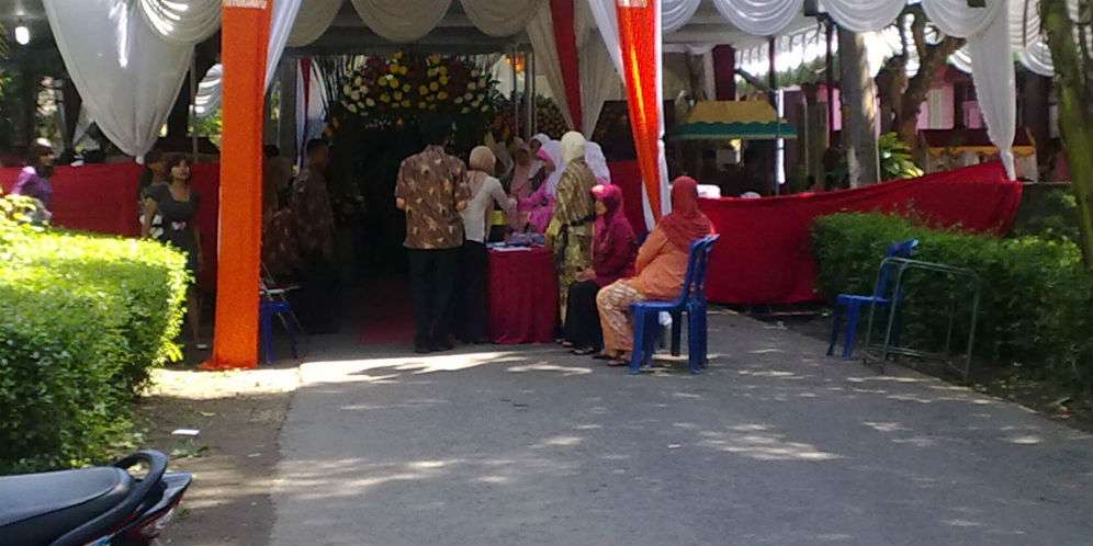 Duduk di Kursi Pelaminan, Tamu Tak Diundang Ini Bikin Gempar