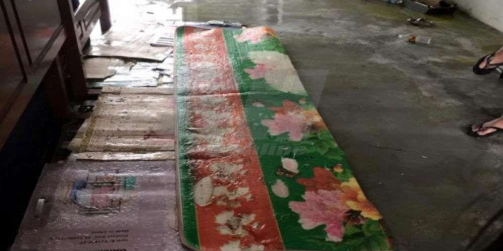 Bau Busuk, Lantai Berlendir dan Banyak Belatung