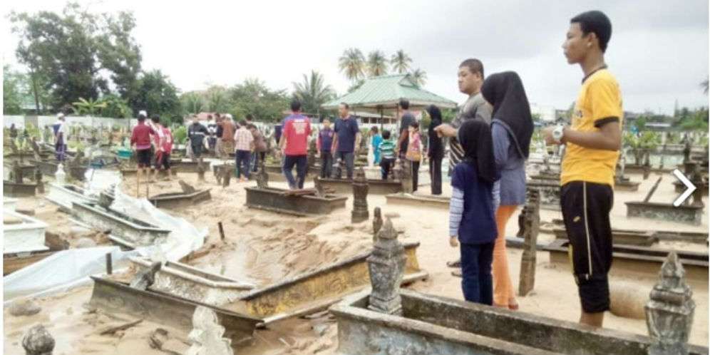 Batu Nisan Tercabut Lalu Jenazah Muncul dari Kubur