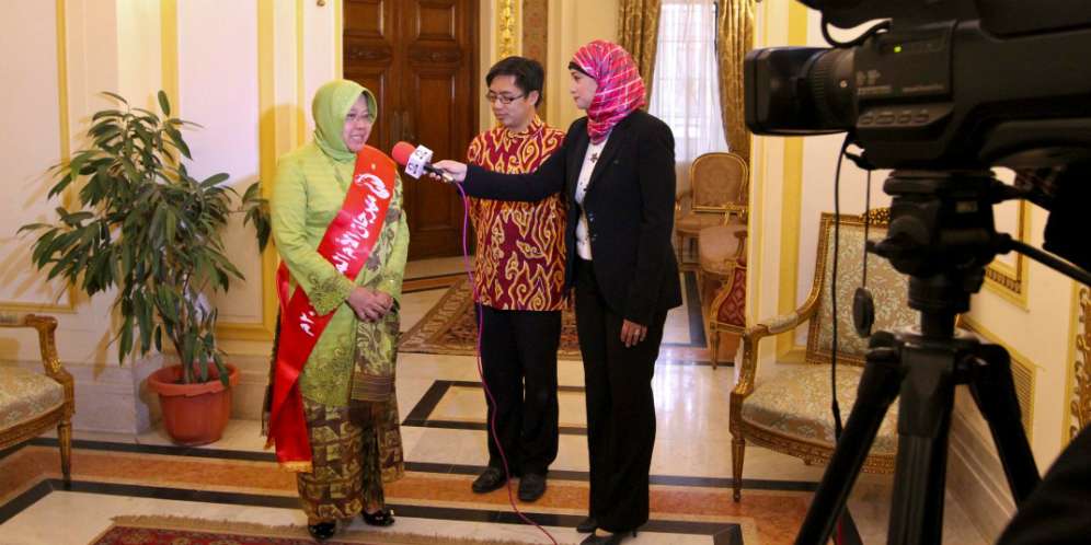 Walikota Risma Temukan Paket Valentine Isi Kondom-Bir-Cokelat