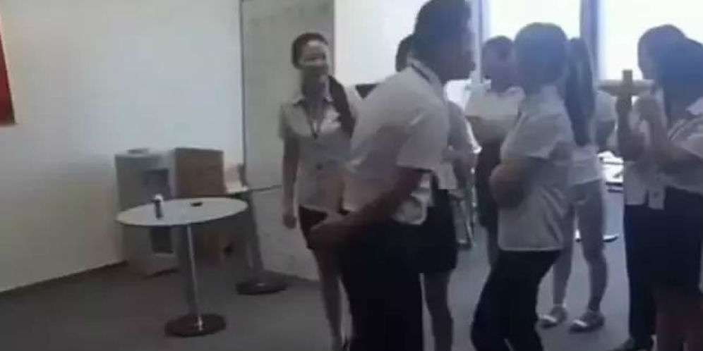 Ada Razia, Kabur Tinggalkan Pacar dan Sandal Dipakai di Tangan