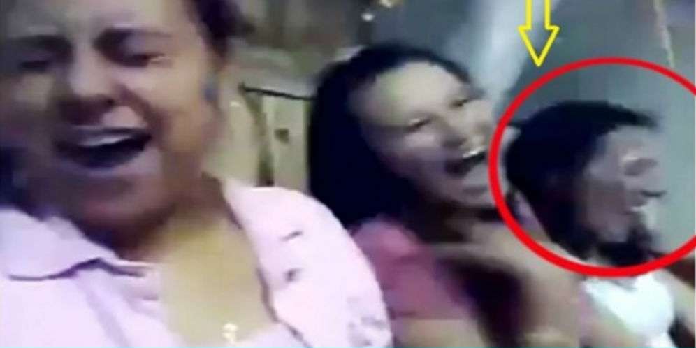 Video Penampakan Wanita Misterius Ikut Main Rollercoaster