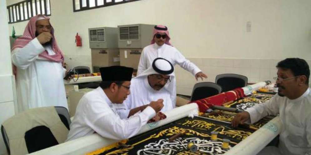 Cerita Menag Menyulam Kain Penutup Kabah