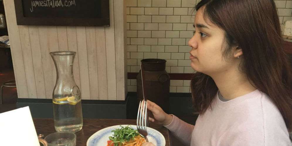 Makan Siang Sambil Update Status