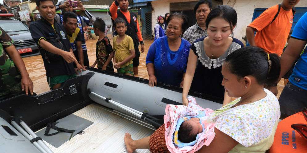 Lakukan Aksi Heroik di Tengah Banjir, Wanita Cantik Jadi Viral