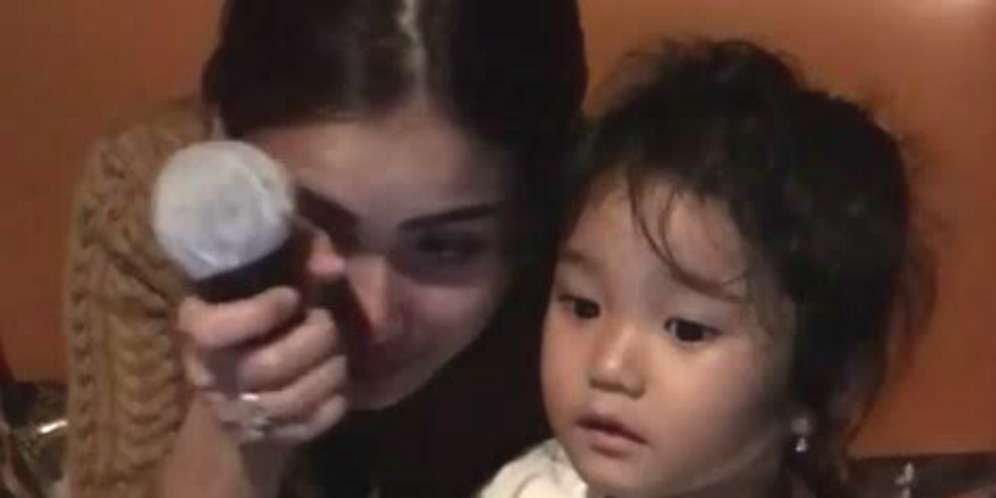 Ayu Ting Ting Menangis