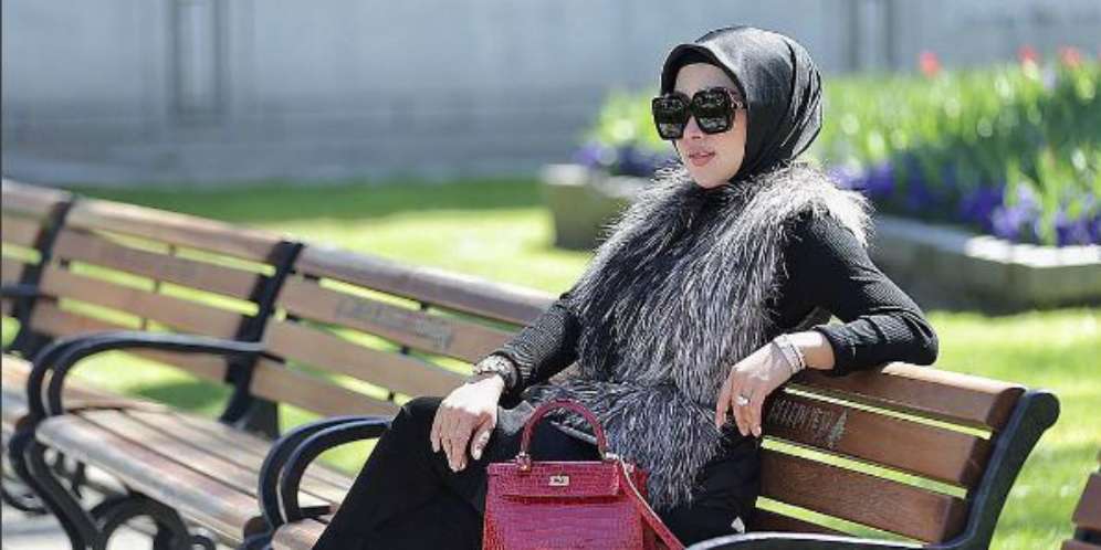 Pembelaan Syahrini Soal Berhijab tapi Bawahan Ketat