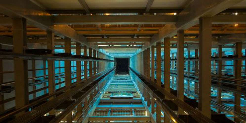 Berada di Dalam Lift yang Jatuh