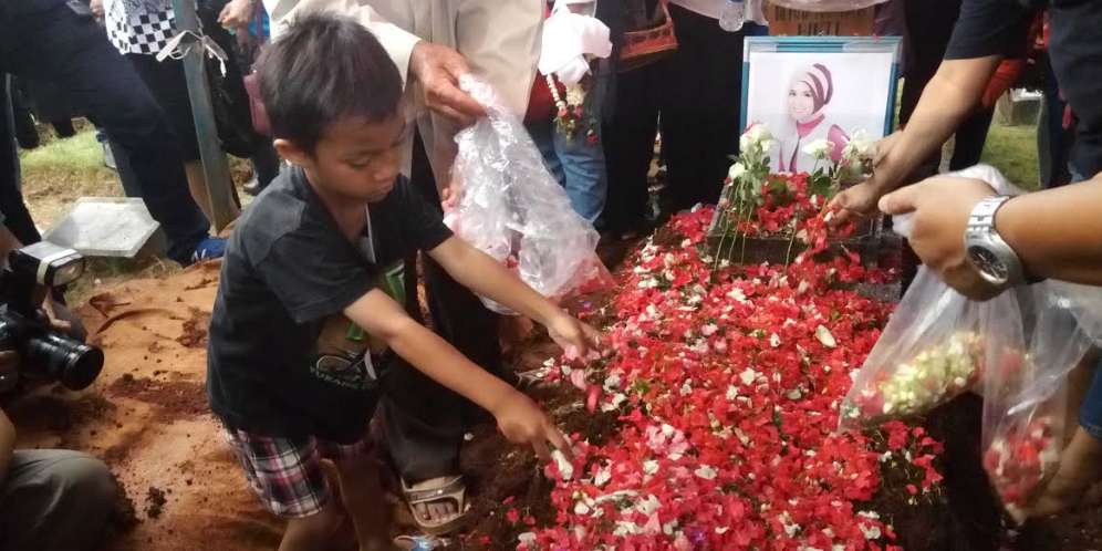 Tatapan Terakhir Putra Renita Sukardi untuk Sang Bunda