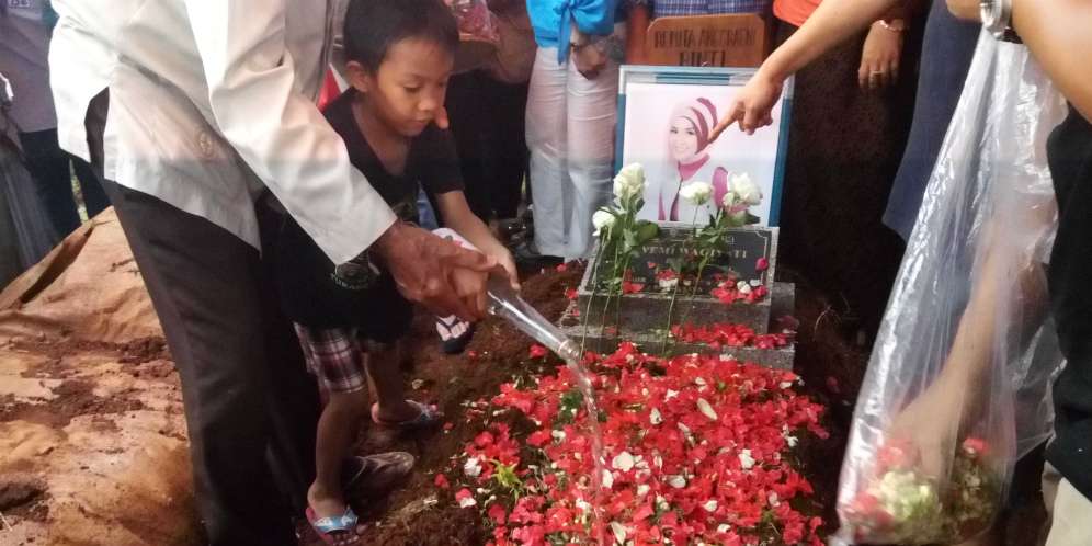 Taburan Bunga Sang Putra di Pusara Renita Sukardi