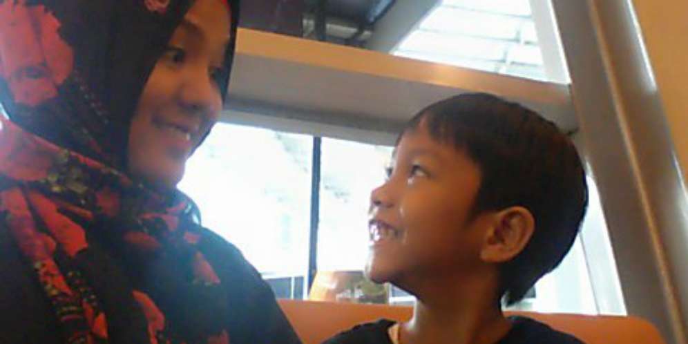 Momen Sang Anak Cium Renita