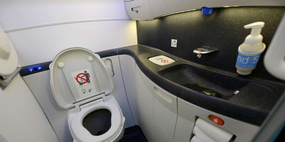 Terungkap Rahasia Waktu Paling Tepat ke Toilet saat di Pesawat